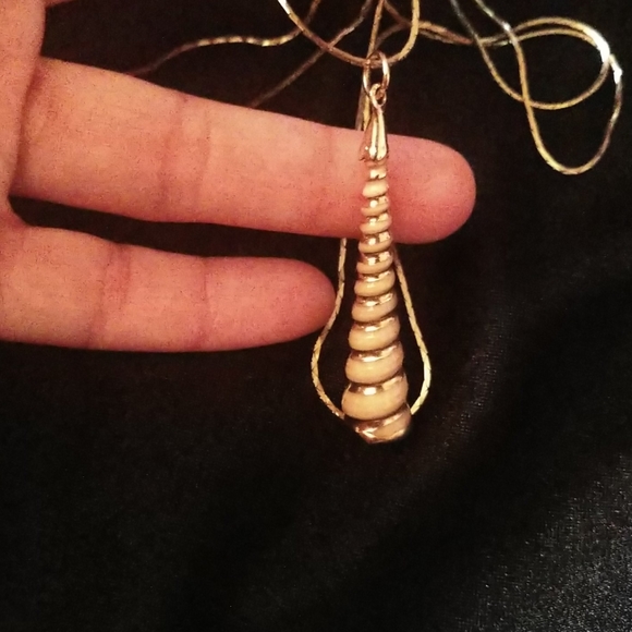 Conical shell with gold tone and 30" chain - Picture 2 of 3
